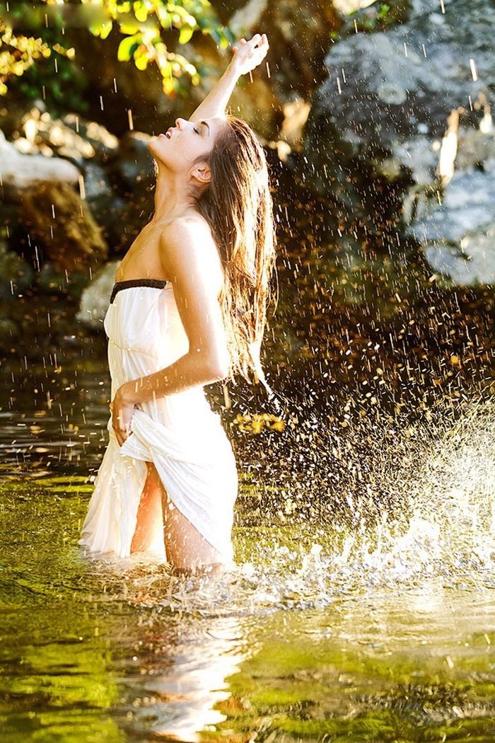 Marie Avgeropoulos in Bata