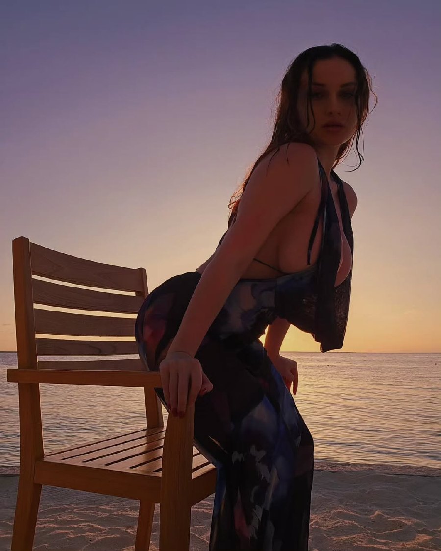 Sexy girl Miranda Faith nude in Bata