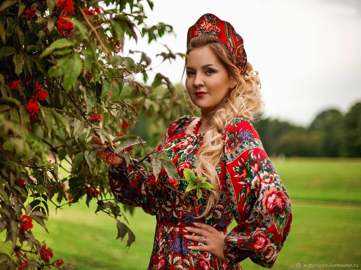 Women in Slavic costumes in Bata