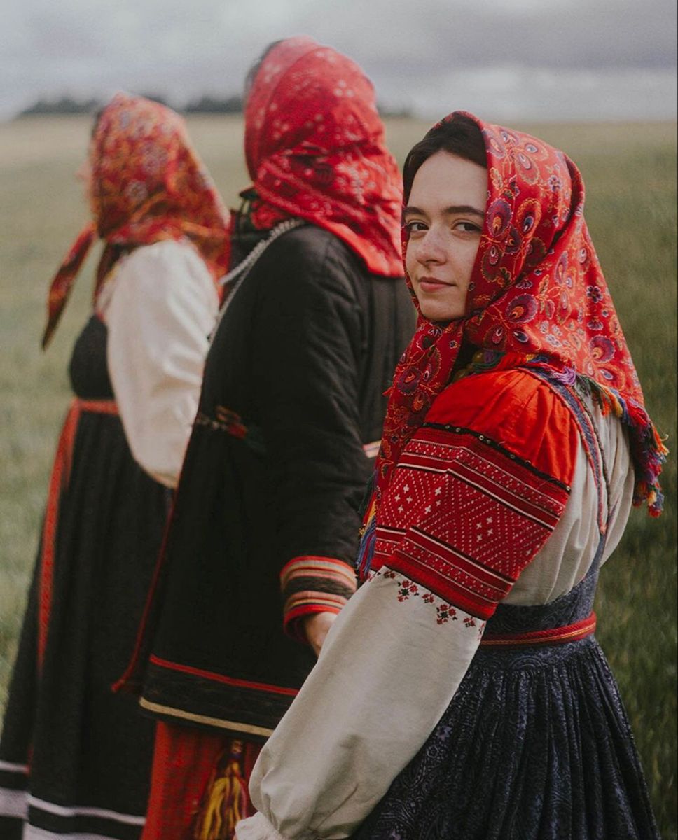 Women in Slavic costumes in Bata