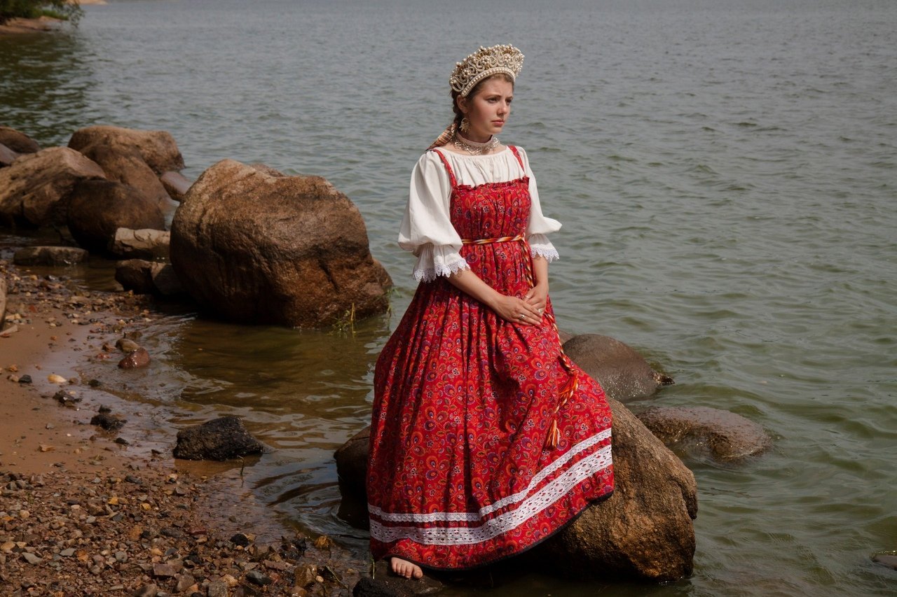 Women in Slavic costumes in Bata