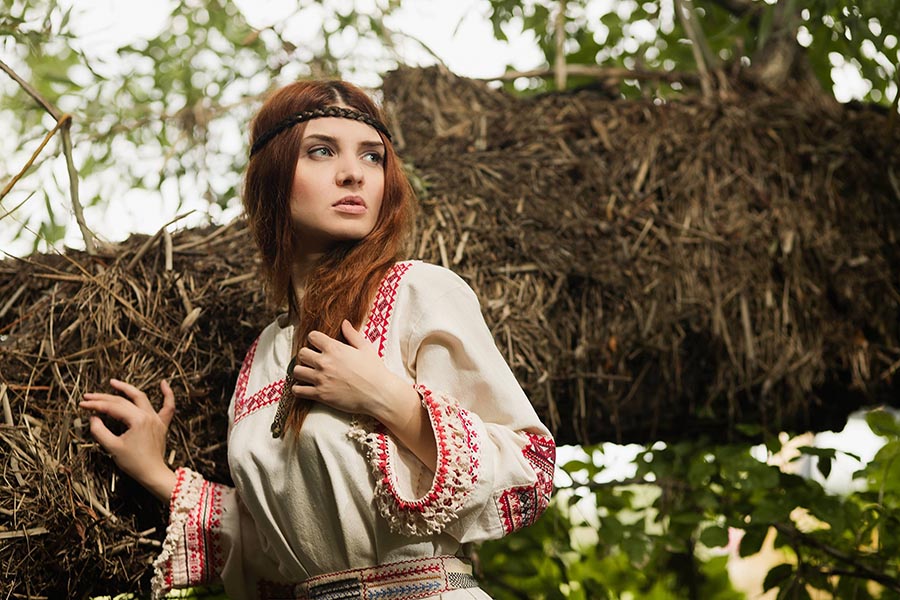 Women in Slavic costumes in Bata