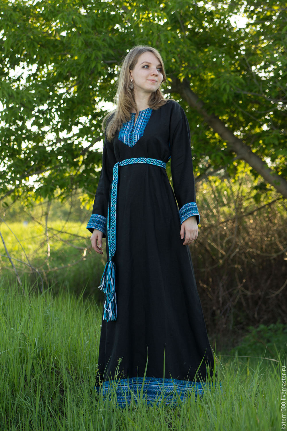 Women in Slavic costumes in Bata