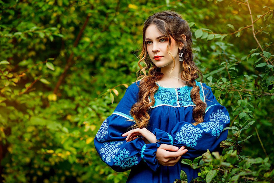 Sexy photo Women in Slavic costumes in Bata