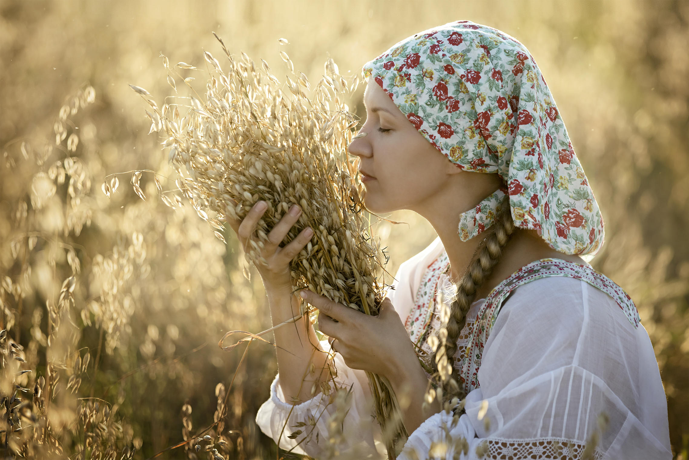 Photo Women in Slavic costumes in Bata