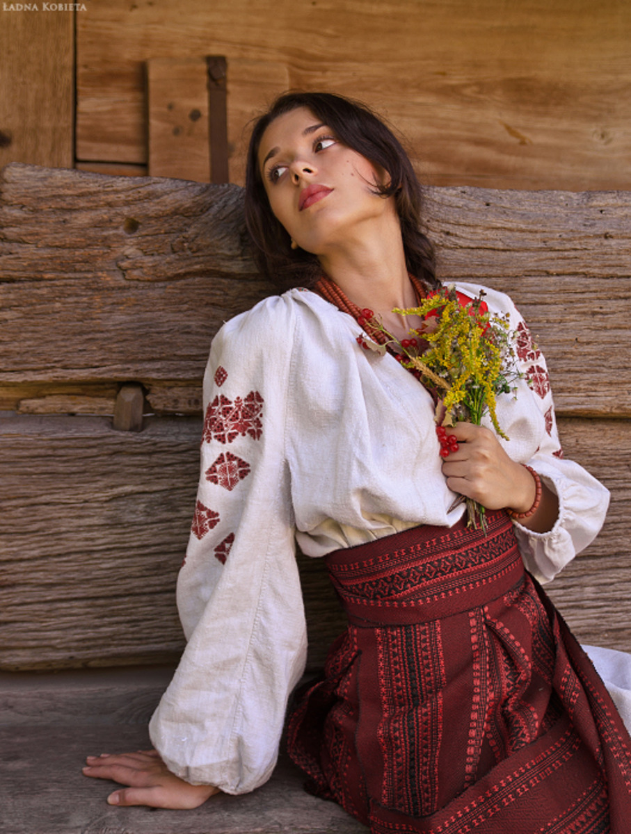Girls in Slavic costumes in Bata