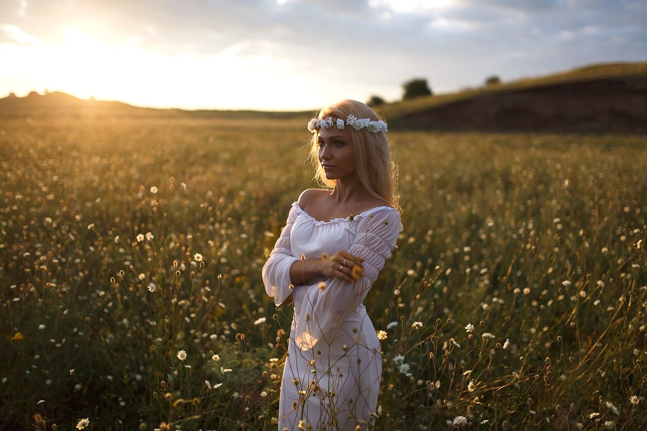 Girls in Slavic costumes in Bata