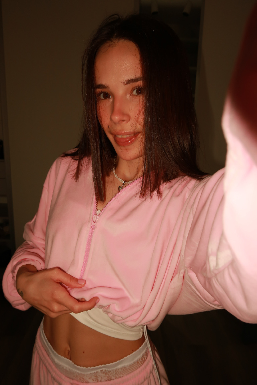 Tina brings the glow — live moments in Bata